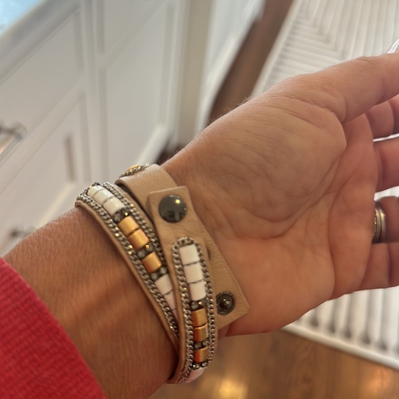 Stella & Dot Cady Beige Leather Wrap Bracelet adjustable with 3 snaps - Picture 5 of 5